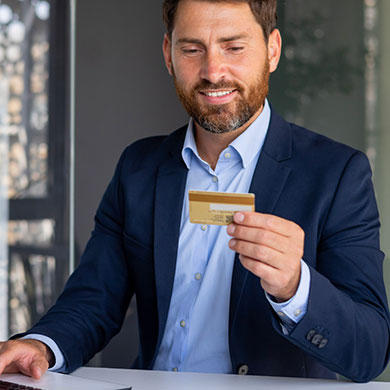 Perte totale ou besoin d'un double de clé de voiture ? La reproduction et le dépannage peuvent être pris en charge, partiellement ou totalement, par votre assurance auto ou la garantie de votre carte bancaire.